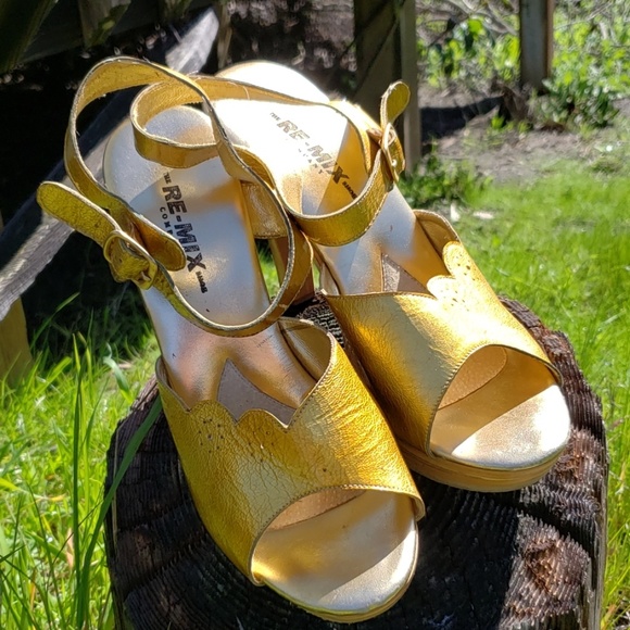 the re-mix shoe company Shoes - The Re-mix Shoe Company gold sandals size 9
